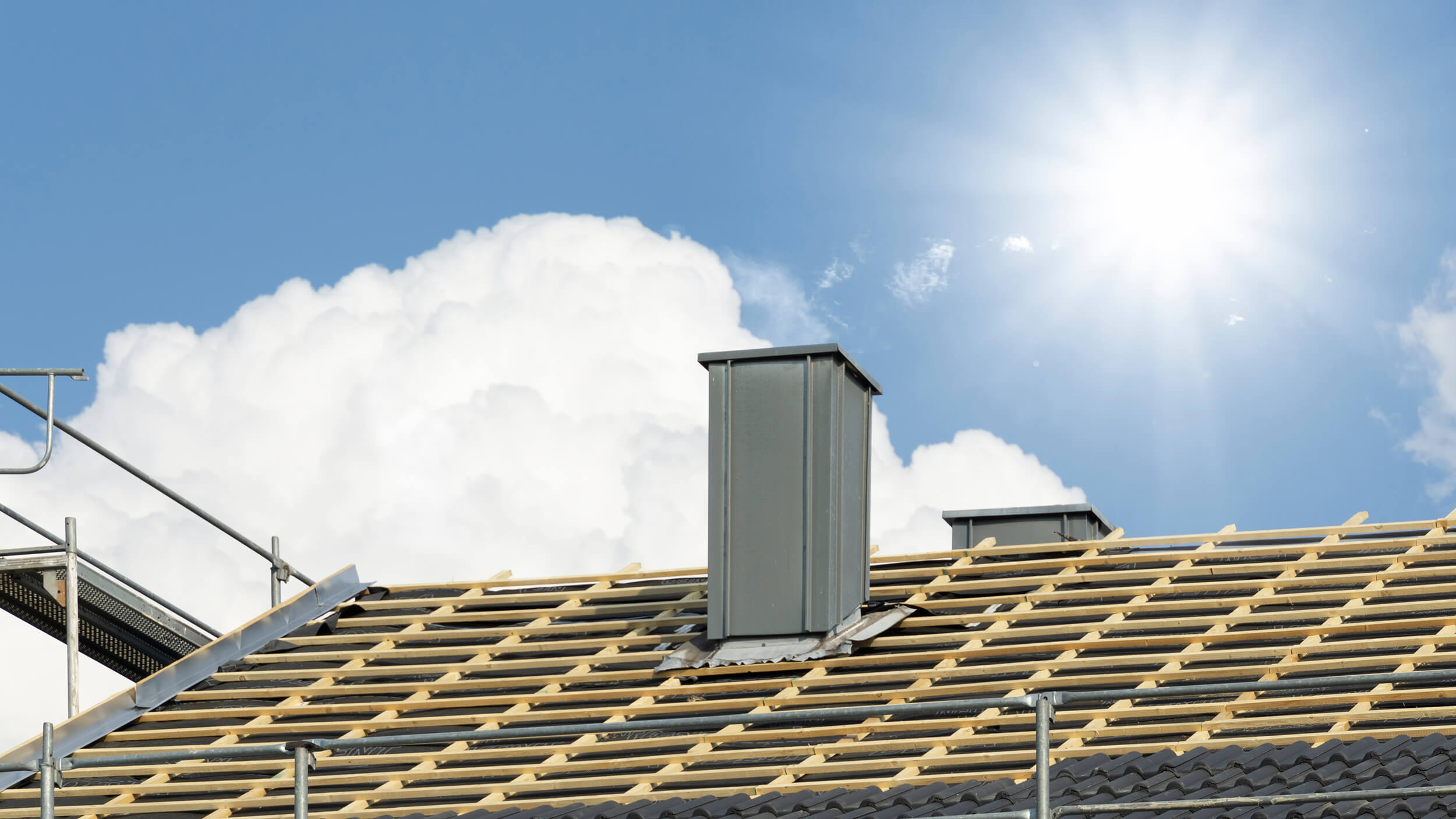 Hitzebelastung am Dach Dachstuhl mit sonnigem Himmel