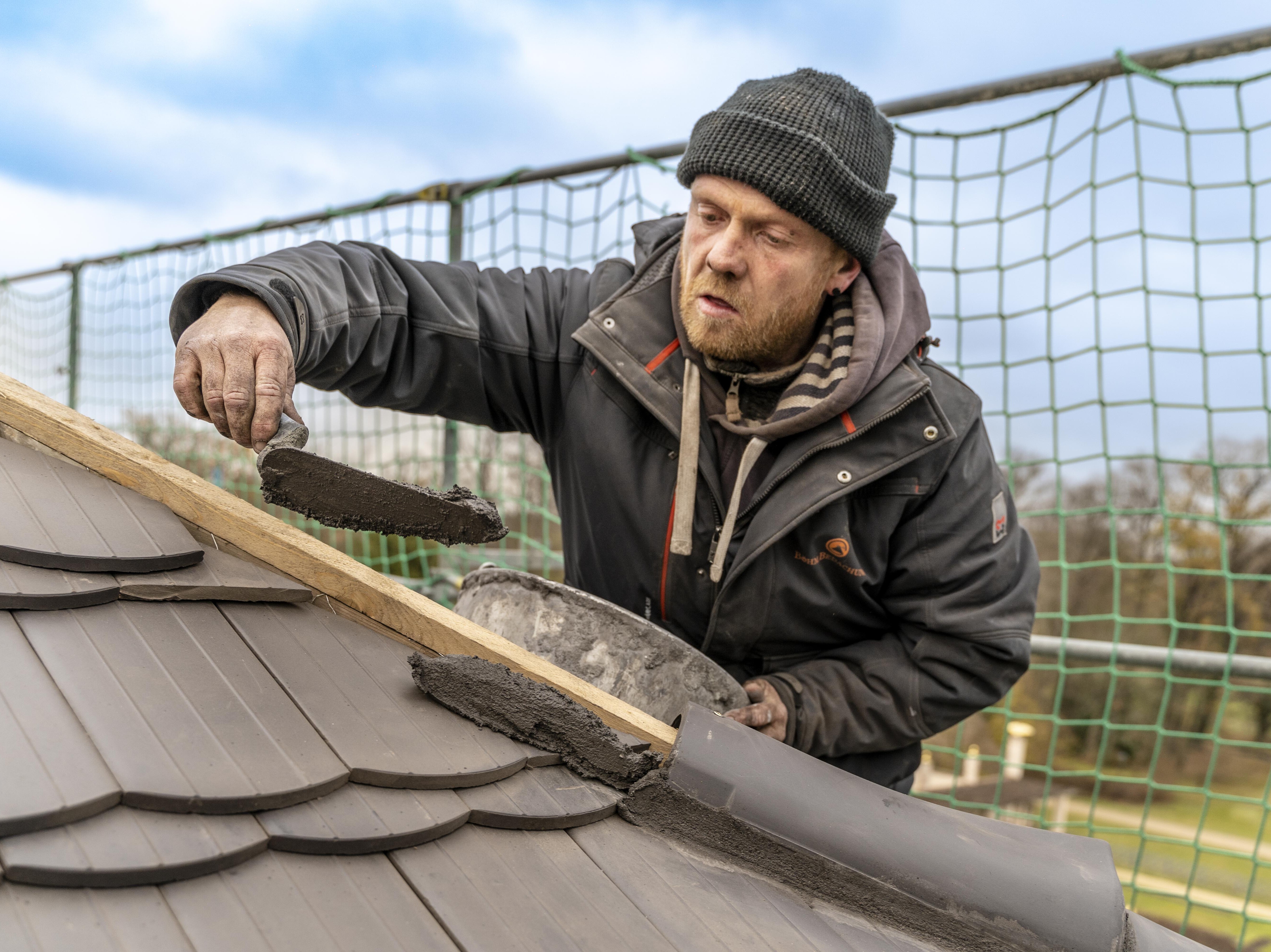 Aufwendige Dachdeckerarbeit: Alle Mansarden, Grate und Firste des Schlossdachs wurden in Kalkmörtel verlegt, was die Arbeitszeit hier verdreifachte.