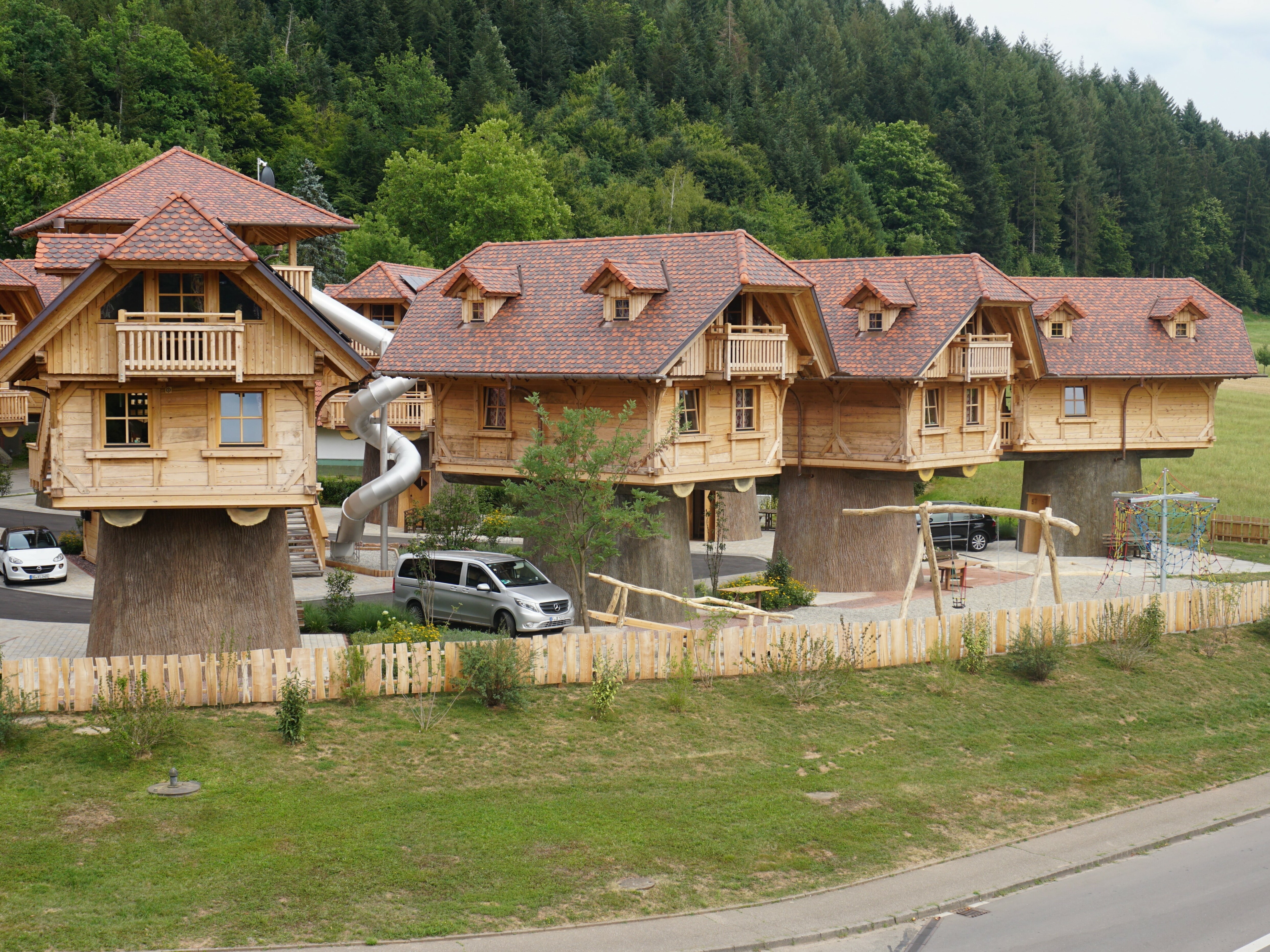 Das Baumhaus-Dörfle ist ein Blickfang für alle Passanten. 