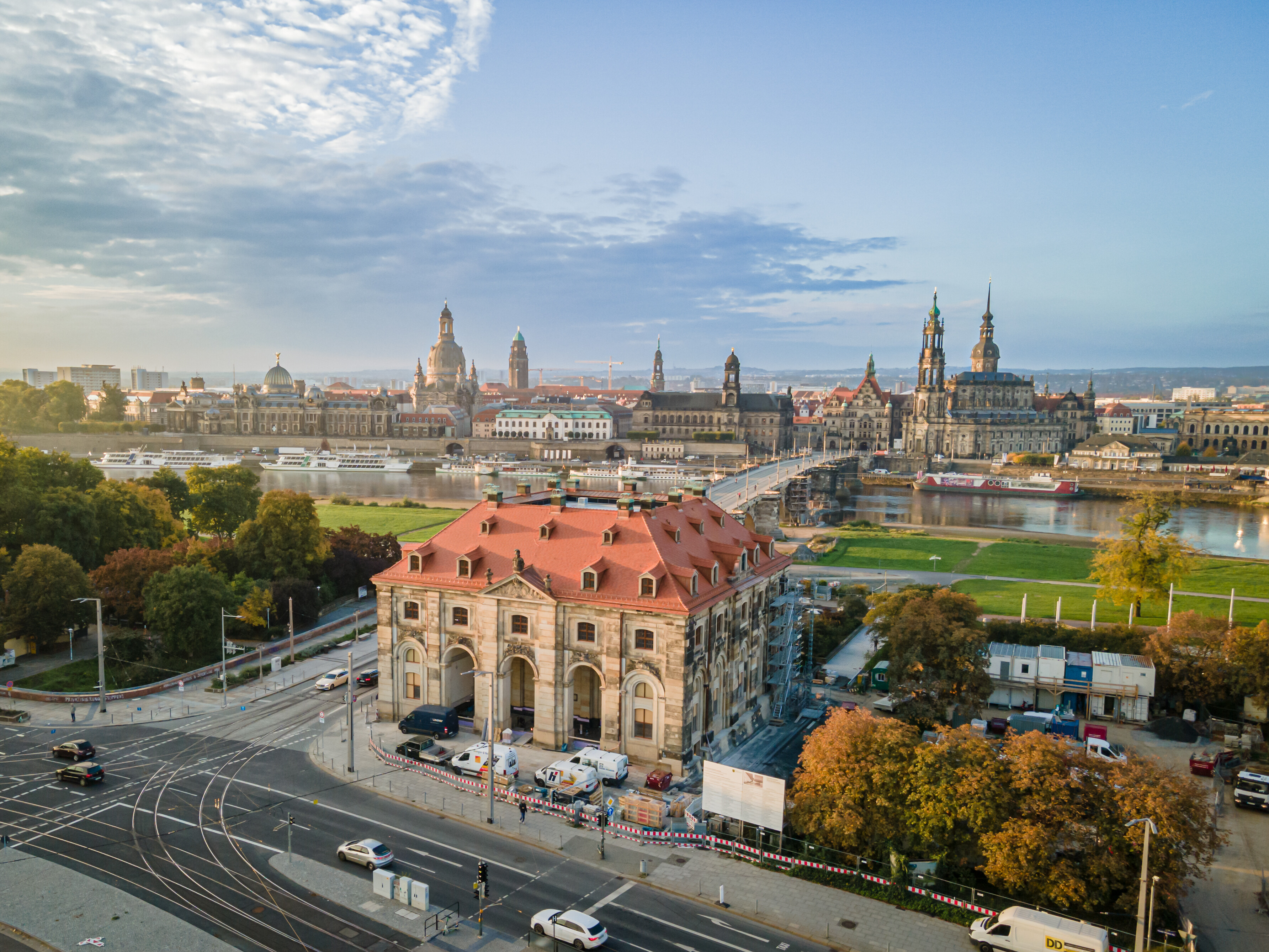 Die 1.061 Quadratmeter große Dachfläche des Dresdner Blockhauses erhielt eine Eindeckung mit ‚Profil Sächsische Biber‘ mit profilierter Oberfläche in einem Sonderformat, die von Creaton in vier fein nuancierten Naturrot- Kupferrot-Farbtönen produziert wurden.