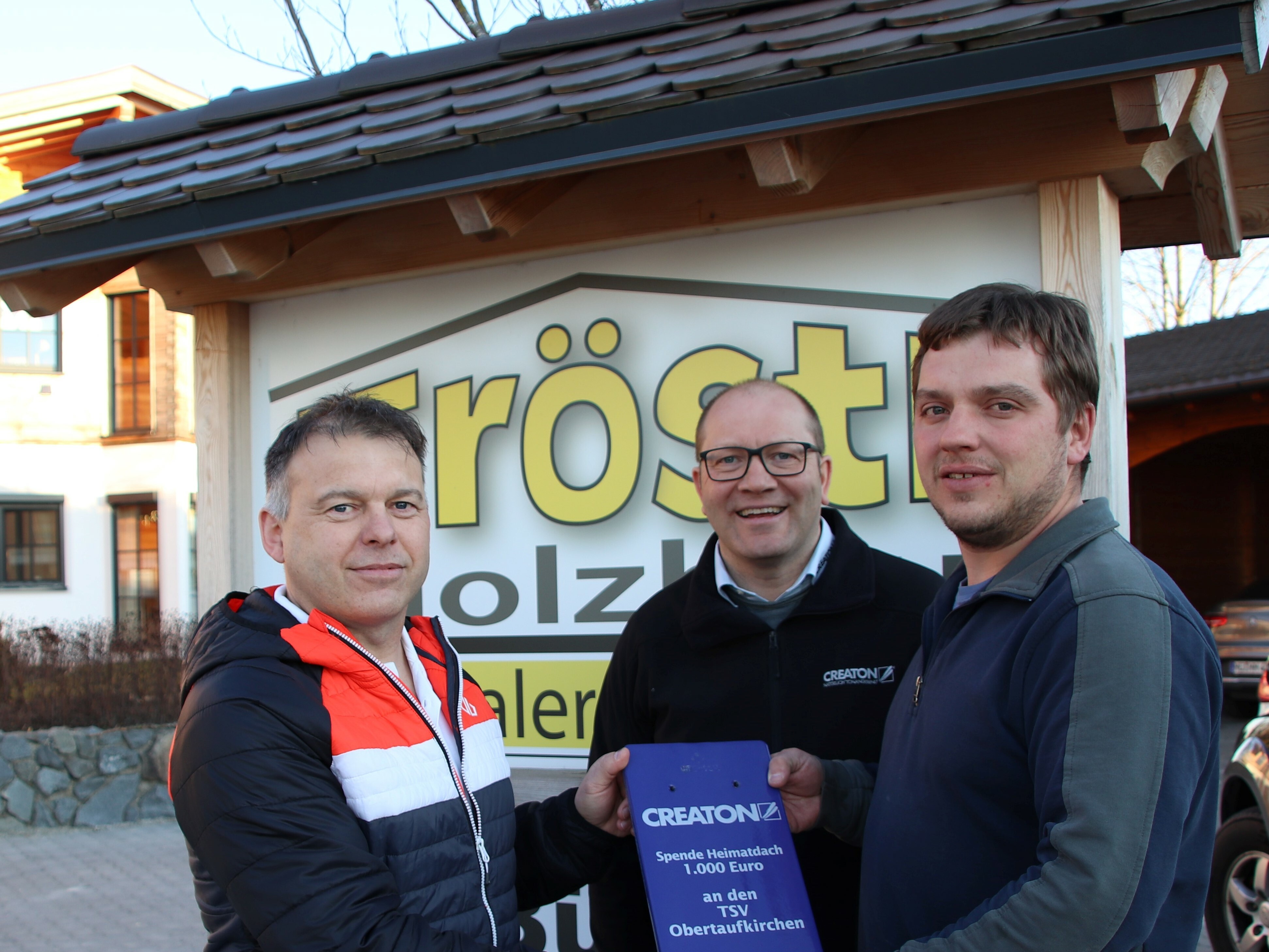 Preisübergabe bei der Holzbau Tröstl an den TSV Obertaufkirchen: TSV Vorstand Konrad Geiß, Creaton-Fachberater Reinhard Hartinger und Thomas Tröstl von Holzbau Tröstl (v.l.n.r.). Mit dem Geldsegen wurde die Finanzierung der neuen Verkaufshütte des Sportverein TSV Obertaufkirchen sichergestellt. (Foto: Creaton GmbH)