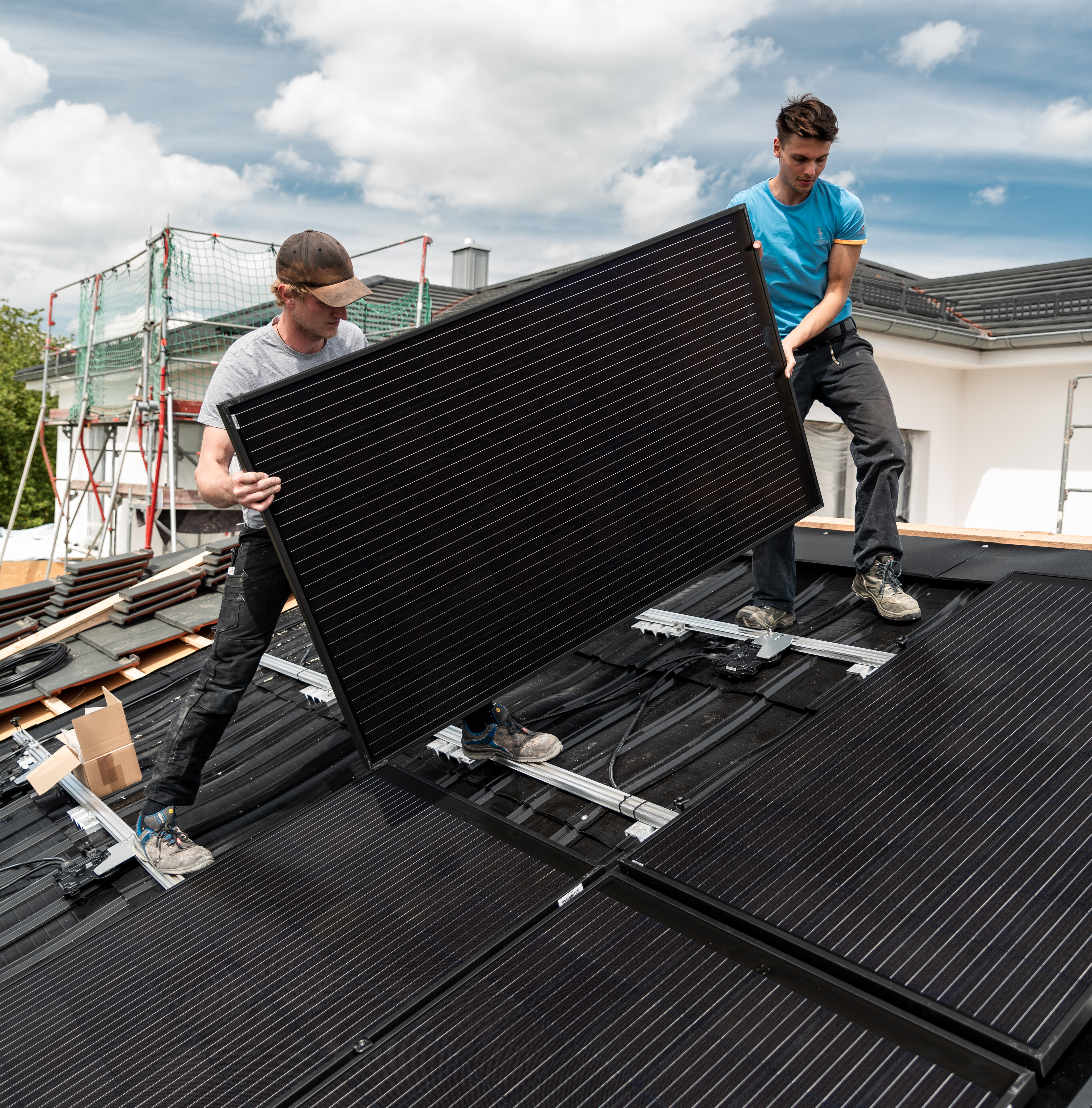 Der Dachprofi kann dachintegrierte PV-Anlagen, die auf Niederspannung laufen, leicht selbst installieren.