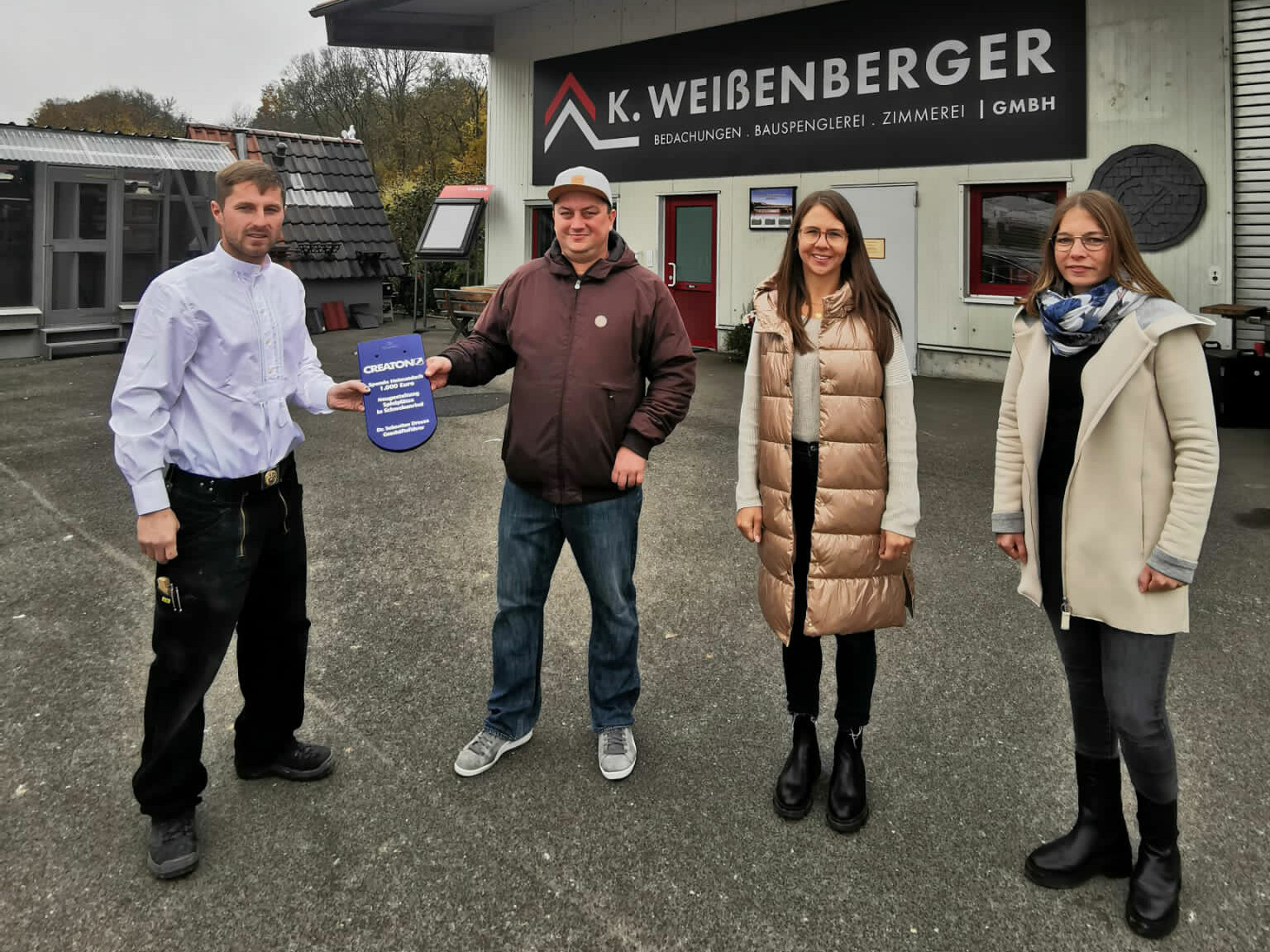 Manuel Weißenberger übergibt seine gewonnene Spende an die Elterninitiative von Schwebenried. (Foto: K. Weißenberger Bedachungen)