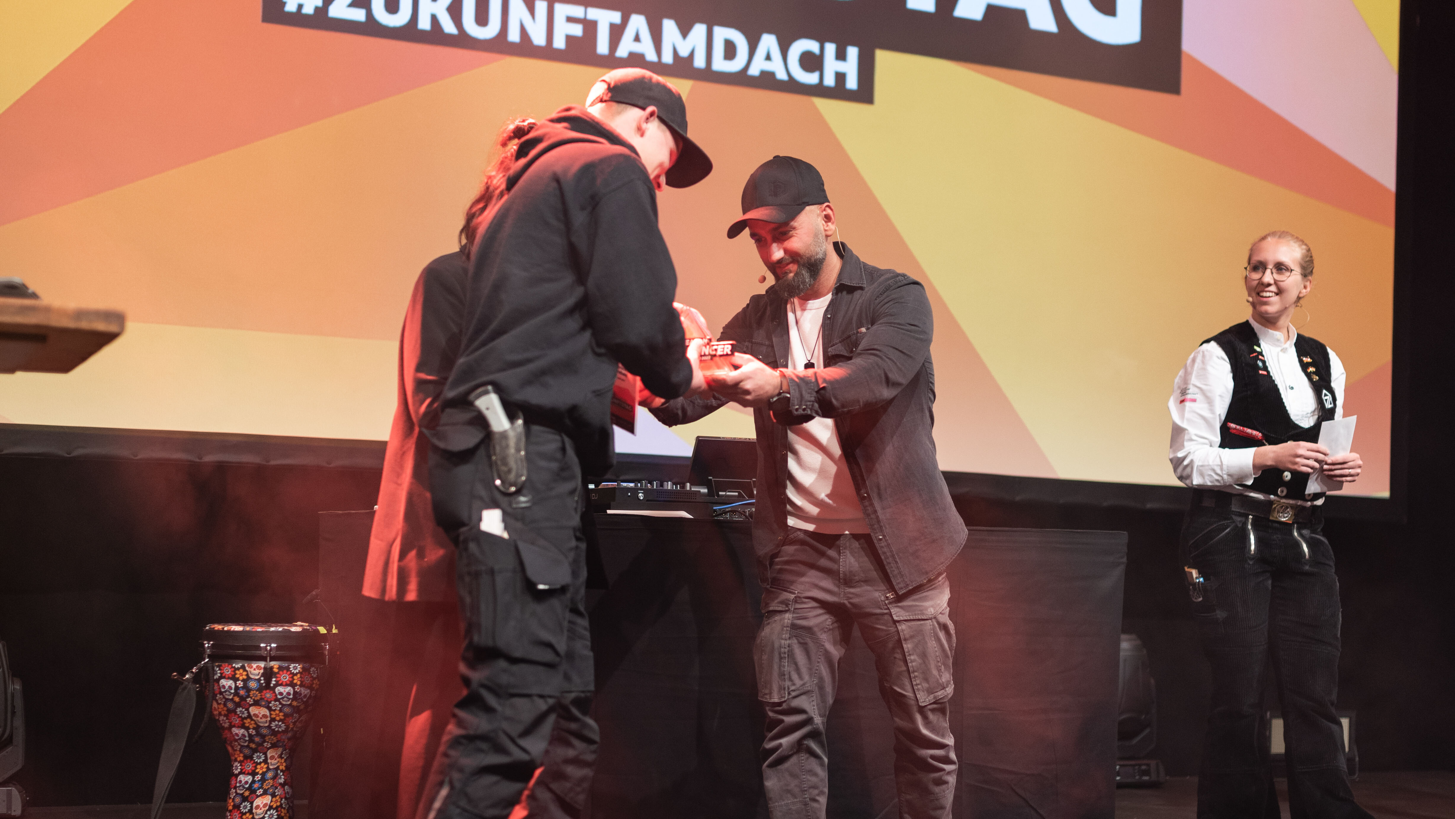 Sieger des Creaton Influencer Award 2022 wurde Maurice Odendahl, der die Auszeichnung vom vormaligen Sieger Dach PRO entgegennahm.