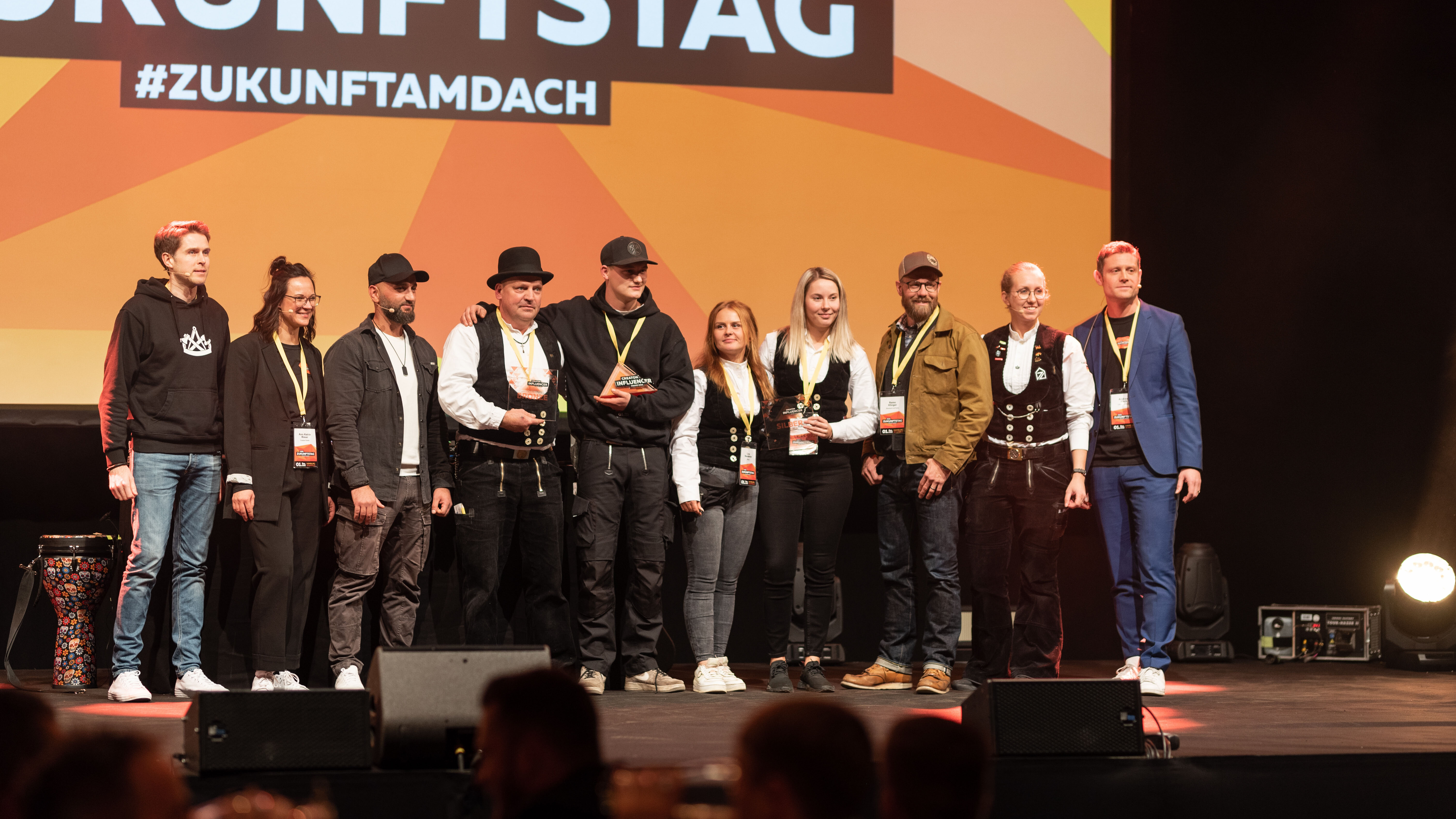 Die Jury, Nominierten und Gewinner des Influencer Award 2022 (von links): Andreas Winkler (Zimmerer-Treffpunkt), Ann-Katrin Rieser (Creaton), Selim Fritz (Dach PRO), Mirko Fischer (Style Dach), Maurice Odendahl (moris.odndhl), Lisa Kundetov (_Klisaa), Hannah Scheurer (holzbau_tussis), Remo Klinger (Zimmerer auf Insta), Katja Wiesenmüller (Zimmermeisterin), Andreas Hack (Creaton). 