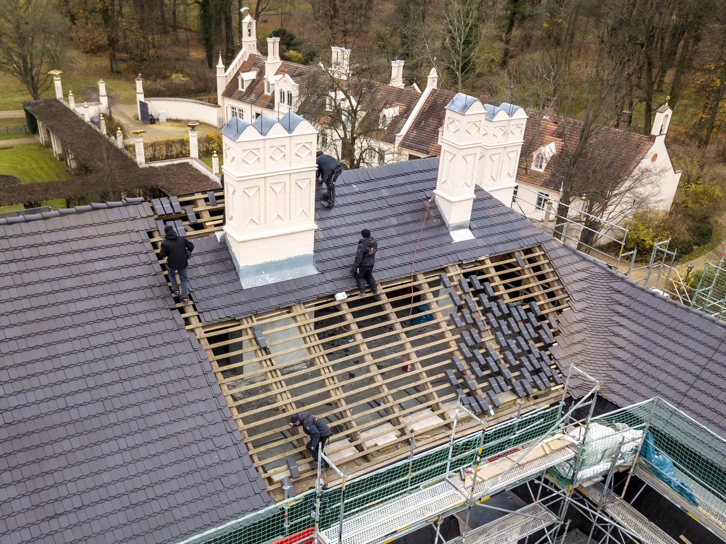 Täglich wurden morgens vorher definierte Dachbereiche geöffnet und abends wieder verschlossen, um den Museumsbetrieb aufrechtzuerhalten