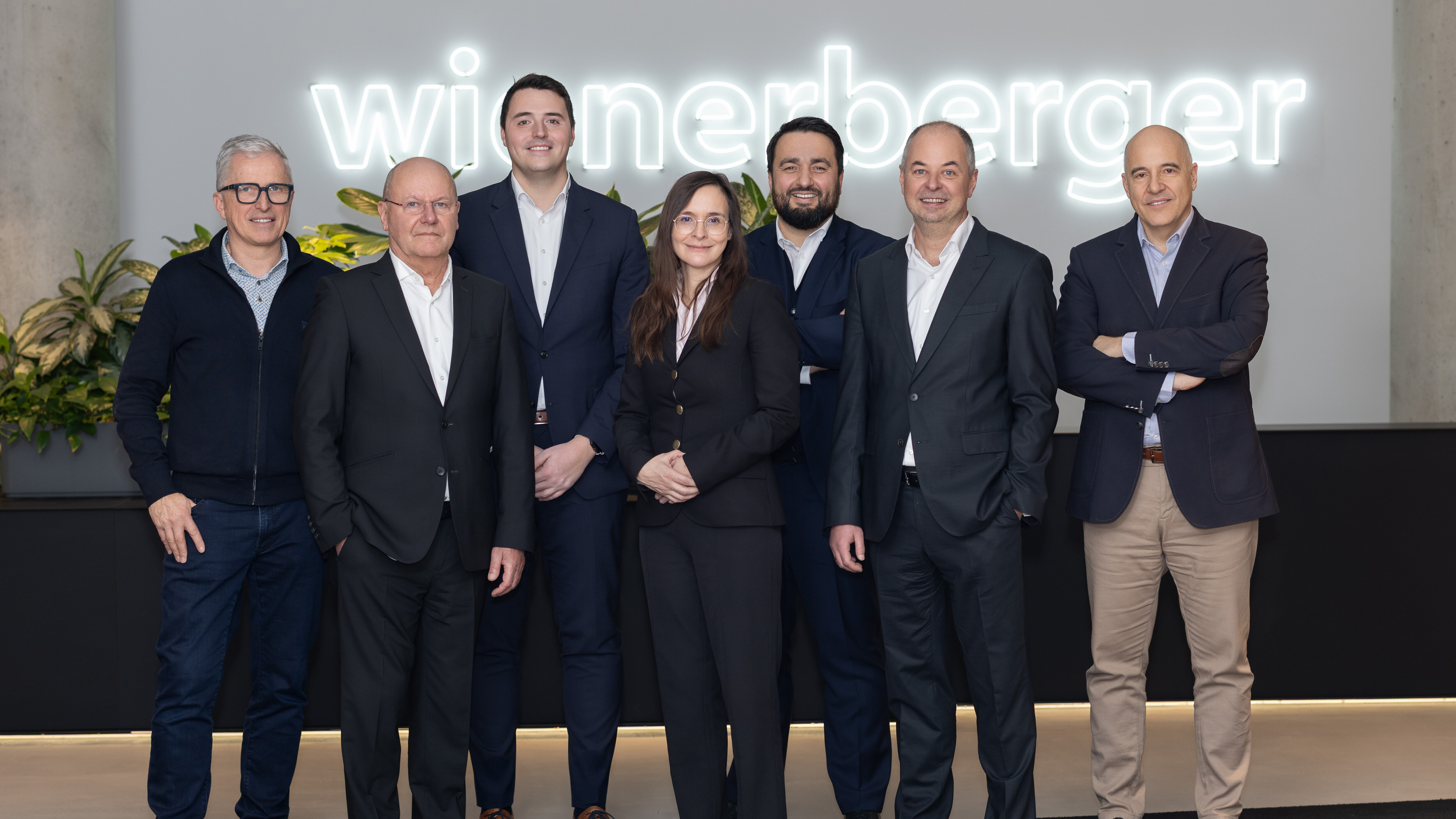 Erfolgreiche Übergabe (v. l. n. r.): Johan van der Biest, Burkhard Theuerkauf, Florian Tiefenbacher, Stefanie Paufler, Florian Scherr, Ronald Ottensammer und Harald Schwarzmayr