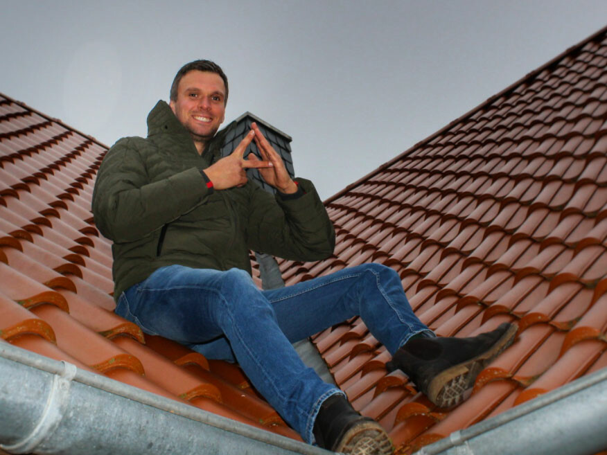 Auf dem eigenen Dach zum Sieg: Der private Bauherr und Feuerwehrkamerad Henrik Jürgens auf seinem frisch eingedeckten CREATON Dach. Mit seinem Bild gewann er den letzten Heimatdach-Gewinn von 2021. 