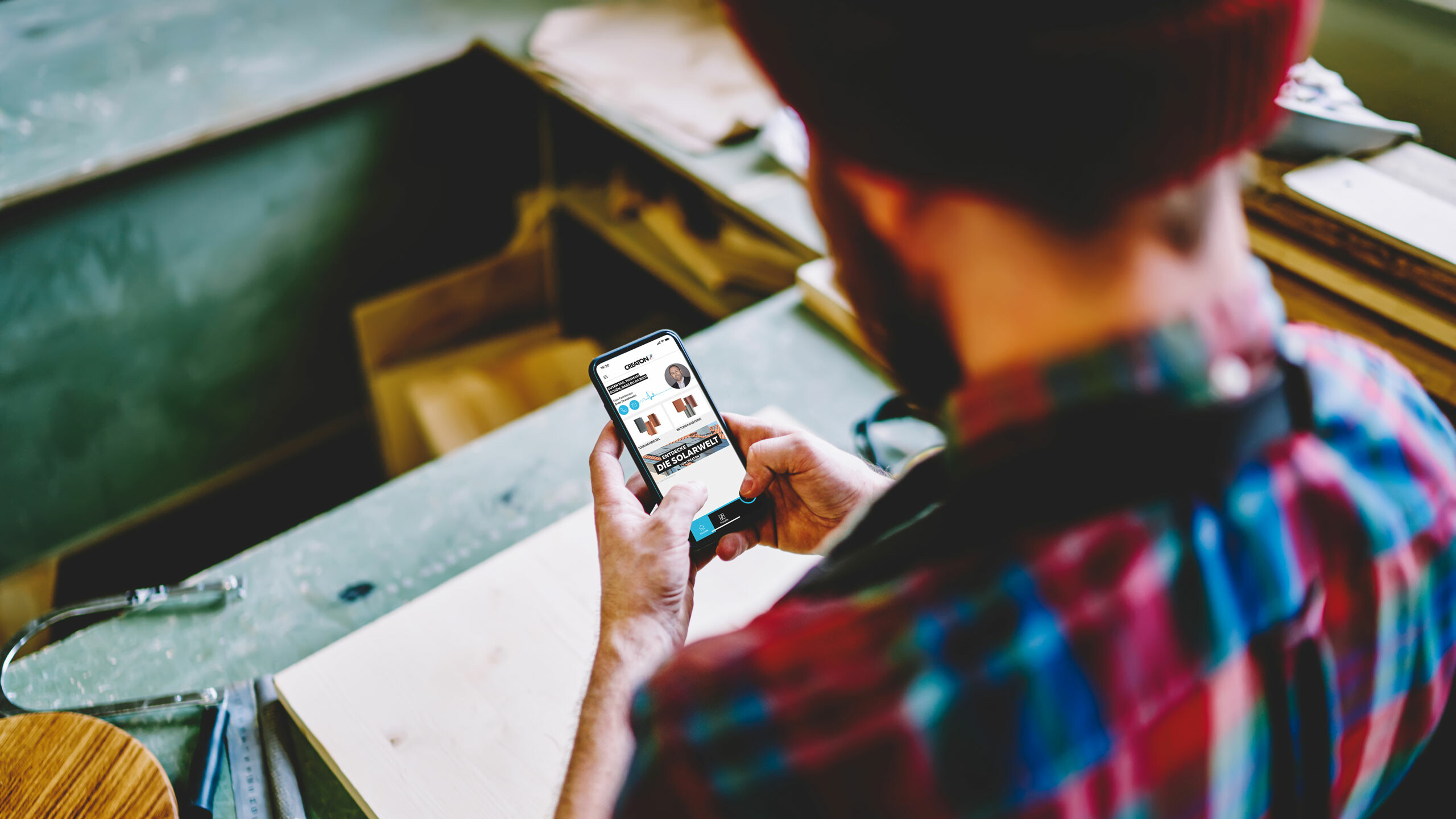 Handwerker mit Smartphone
