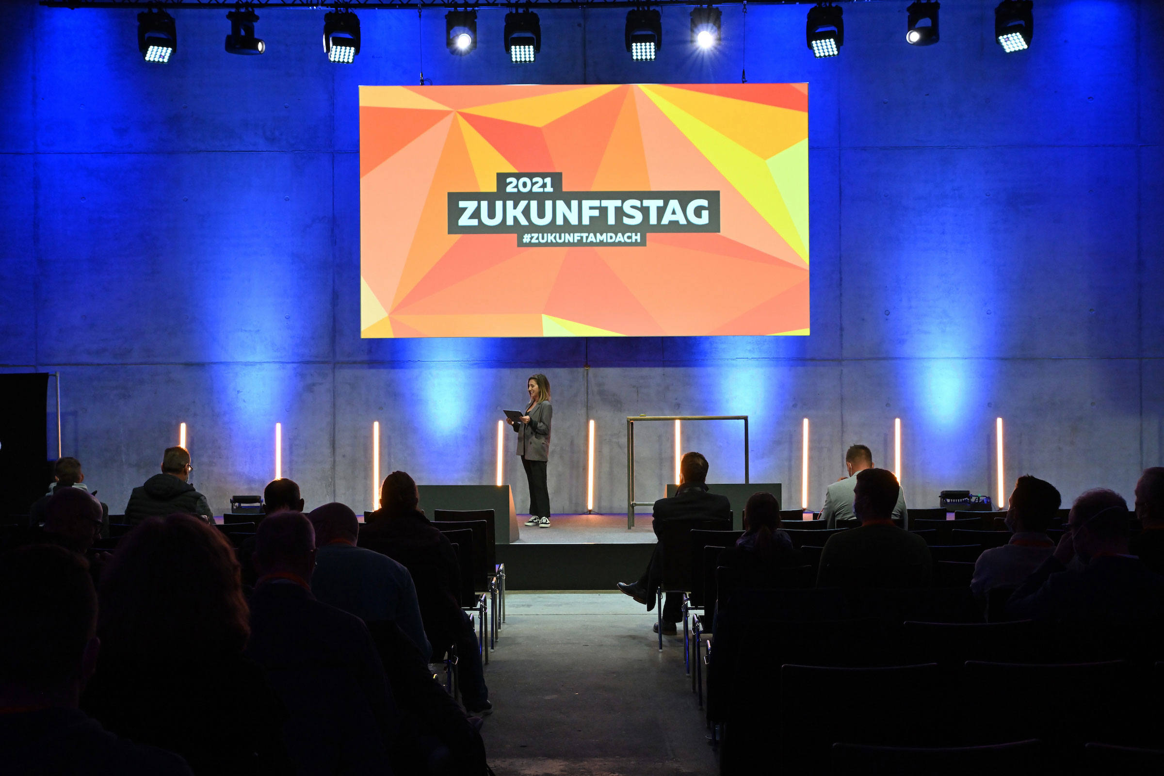 Rund 200 Teilnehmer:innen trafen sich zum Live-Event in den Wagenhallen Stuttgart. Weitere schalteten sich digital zu.