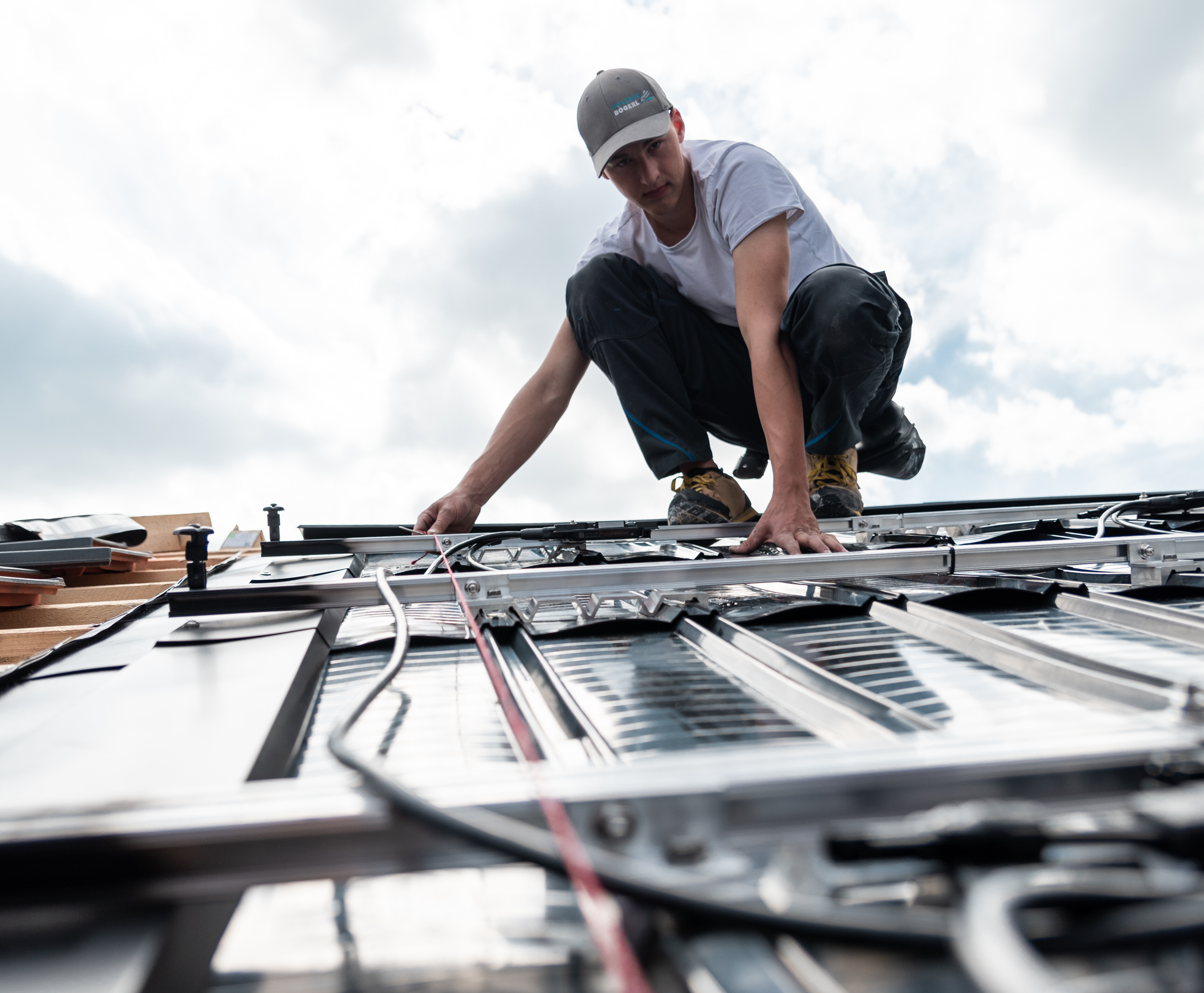 Ein neues Aufgabenfeld für das Dachhandwerk: die Installation einer PV-Anlage. 