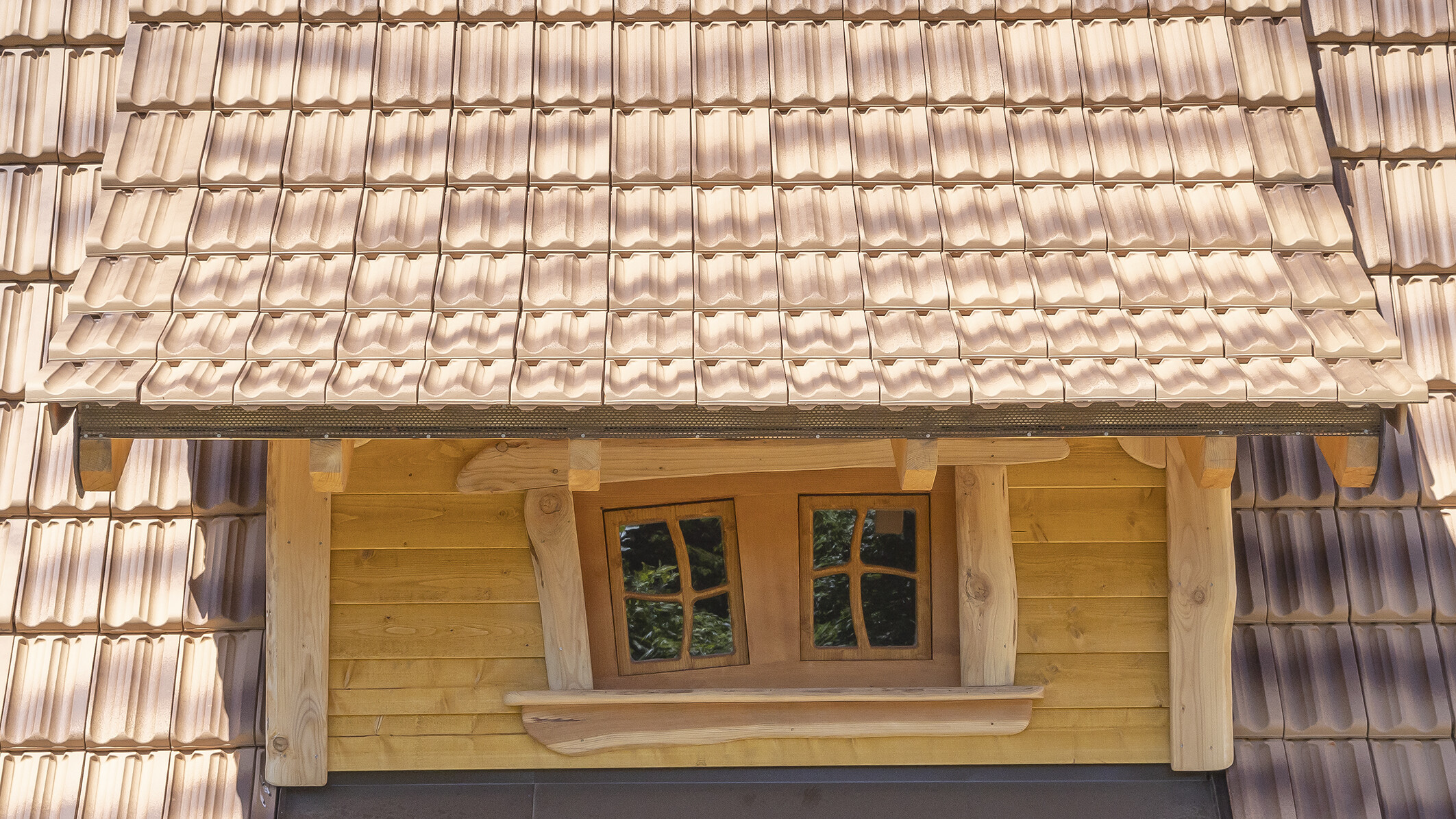Jedes Hexenhaus hat eine Dachgaube. Der Doppelmuldenfalzziegel Creaton Rustico Nuance toskana engbiert passt sich den Dachflächen gut an. (Foto: Creaton GmbH)