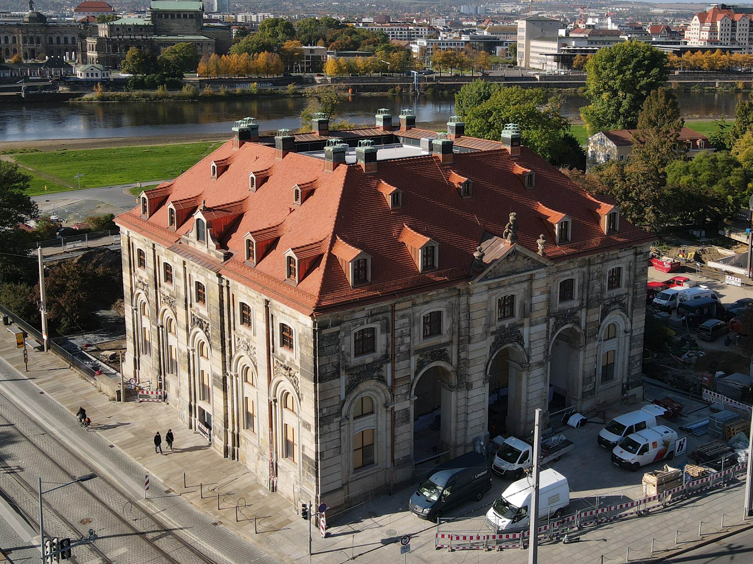 Die 1.061 Quadratmeter große Dachfläche des Dresdner Blockhauses erhielt eine Eindeckung mit ‚Profil Sächsische Biber‘ mit profilierter Oberfläche in einem Sonderformat, die von Creaton in vier fein nuancierten Naturrot- Kupferrot-Farbtönen produziert wurden.