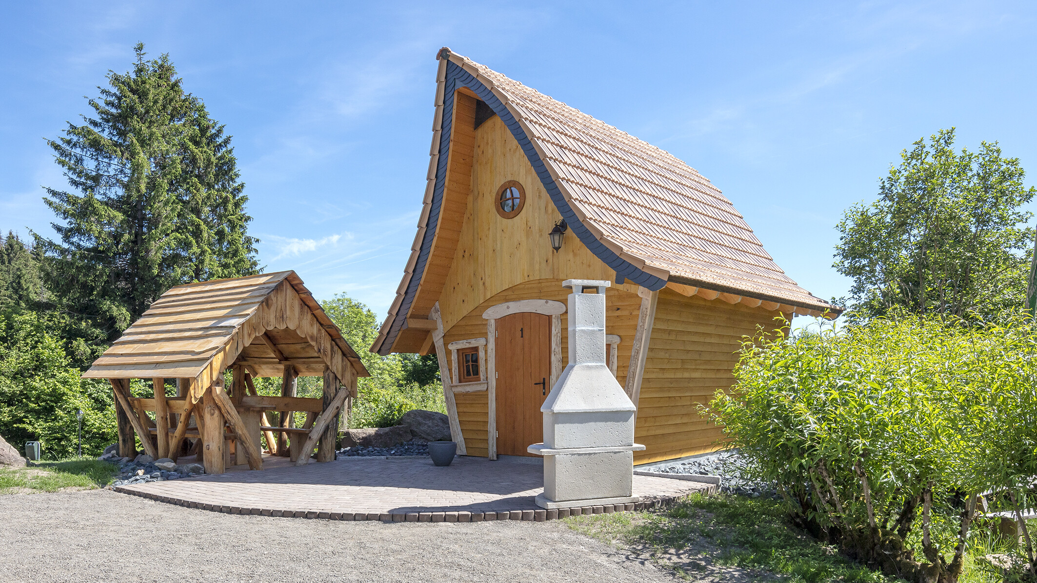 Windschief und individuell laden die Hexenhäuschen zum Aufenthalt ein. (Foto: Creaton GmbH)