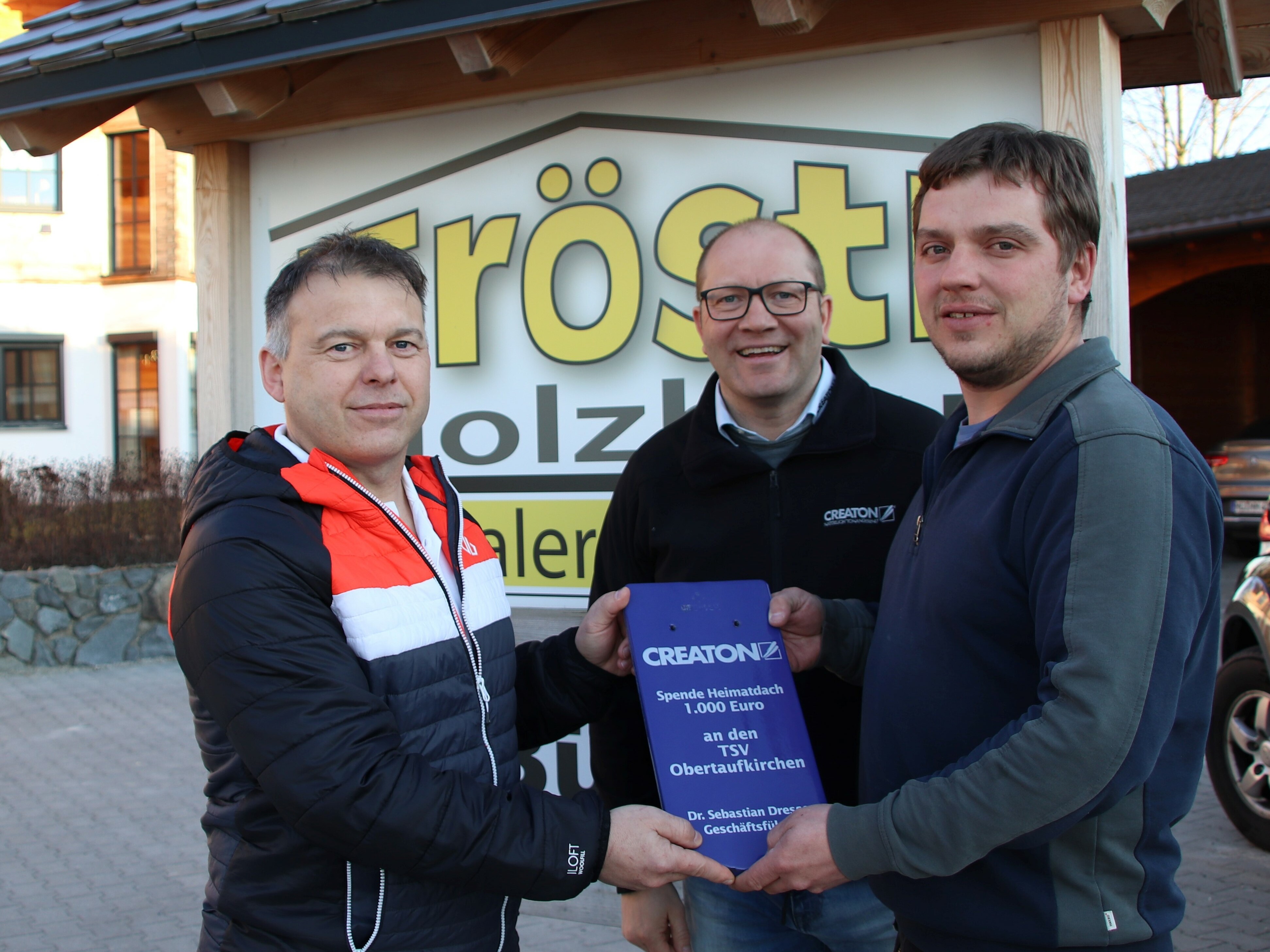 Preisübergabe bei der Holzbau Tröstl an den TSV Obertaufkirchen: TSV Vorstand Konrad Geiß, Creaton-Fachberater Reinhard Hartinger und Thomas Tröstl von Holzbau Tröstl (v.l.n.r.). Mit dem Geldsegen wurde die Finanzierung der neuen Verkaufshütte des Sportverein TSV Obertaufkirchen sichergestellt. (Foto: Creaton GmbH)