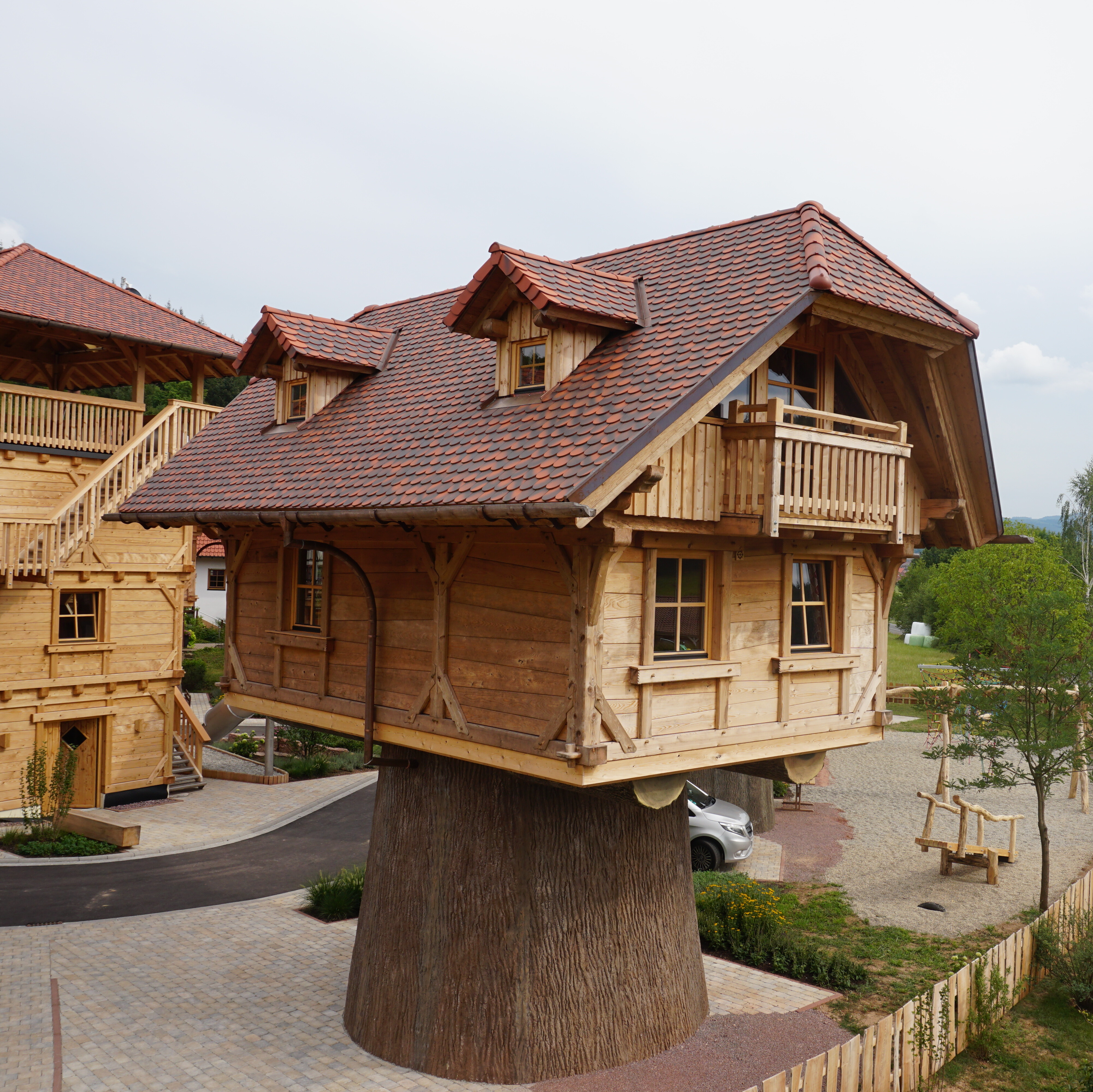 Die Häuser aus Holz sitzen auf einem „Stamm“ aus Beton.