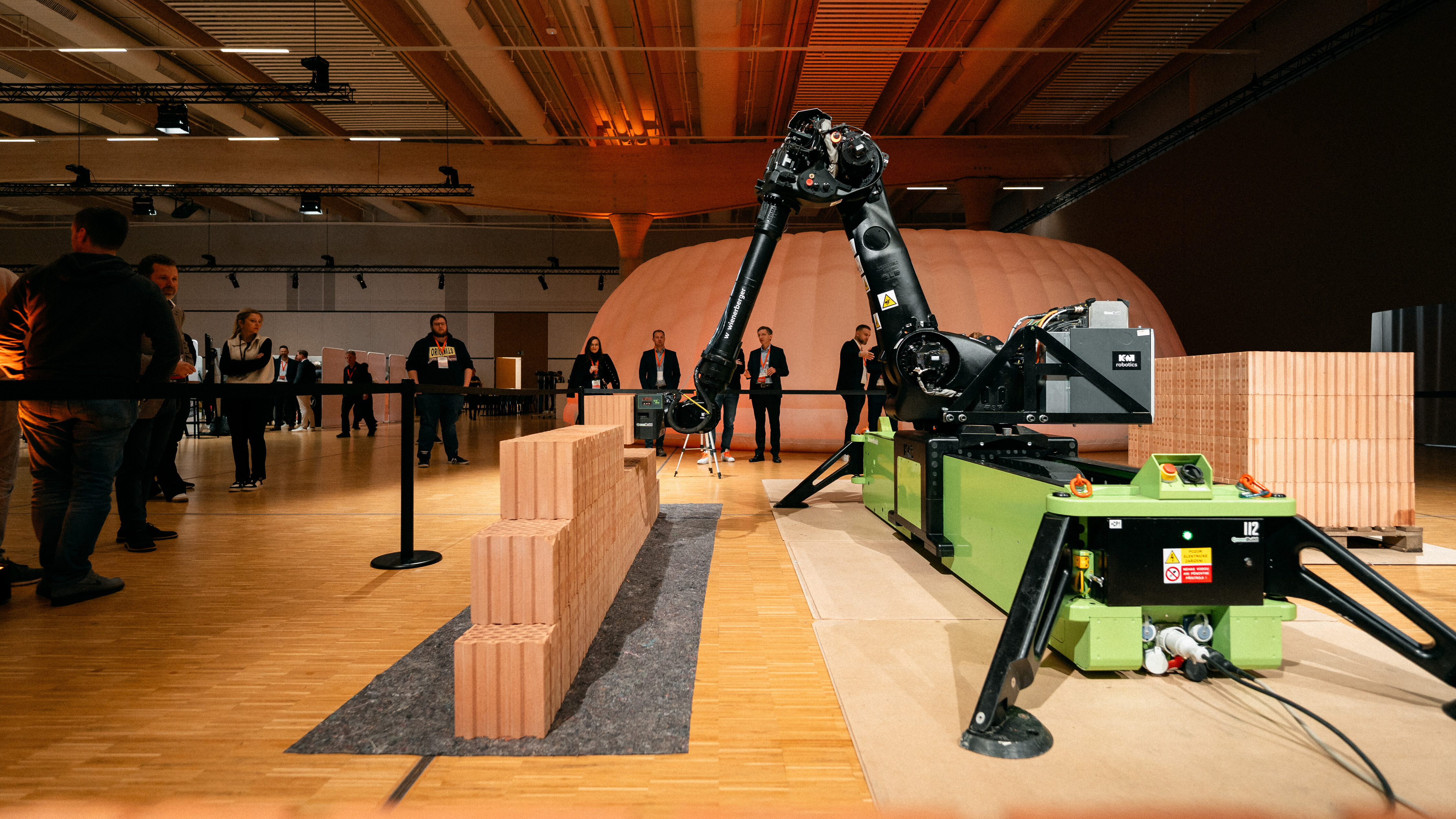 Präzisionsarbeit: Der Mauerwerksroboter sorgt für passgenaue Ausrichtung von Mauerziegeln und Fugen. (Foto: wienerberger)