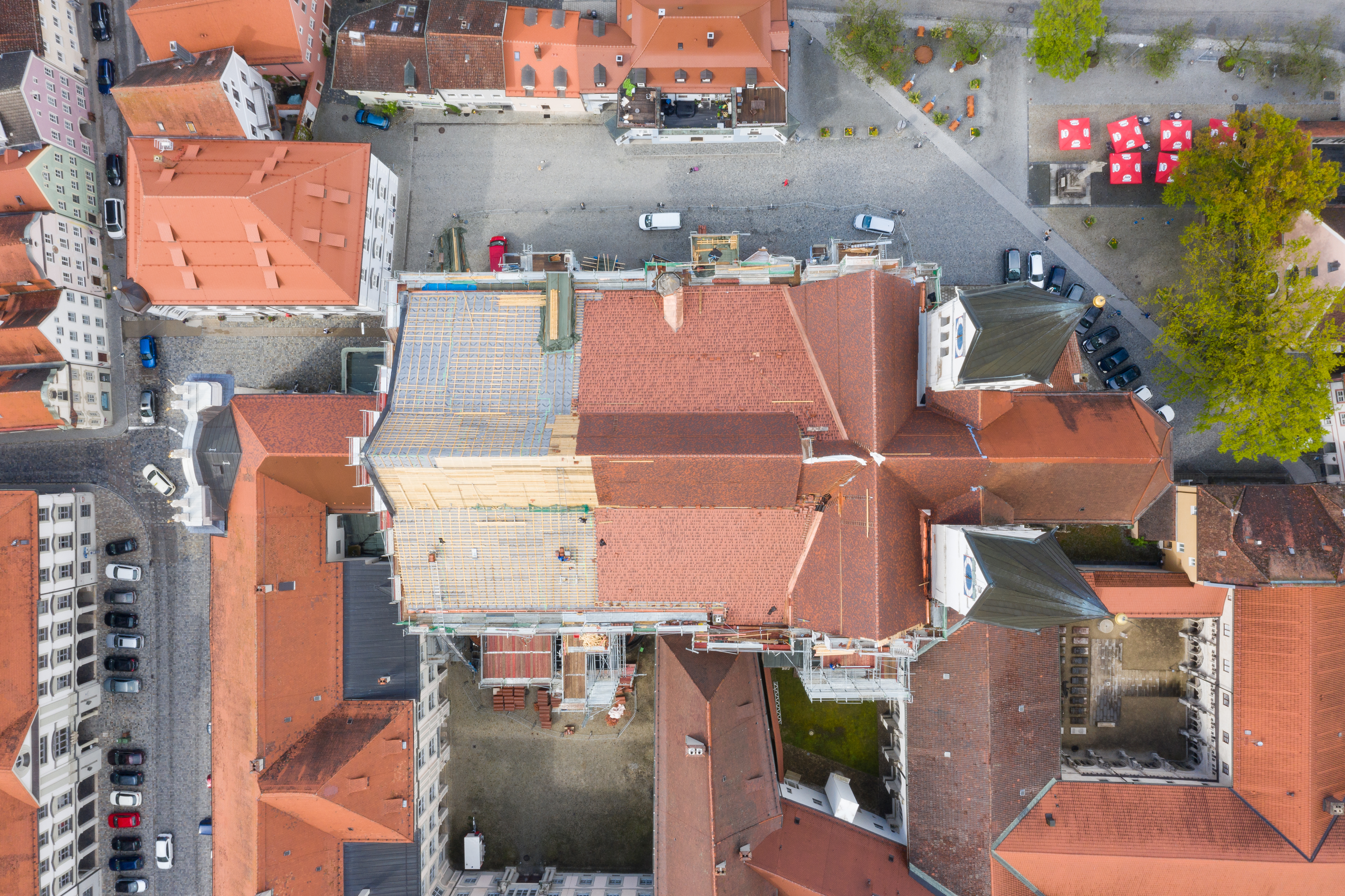 Oben Biberschwanzziegel, unten Glattziegel, beides Sonderanfertigungen. (Foto: Creaton GmbH) 