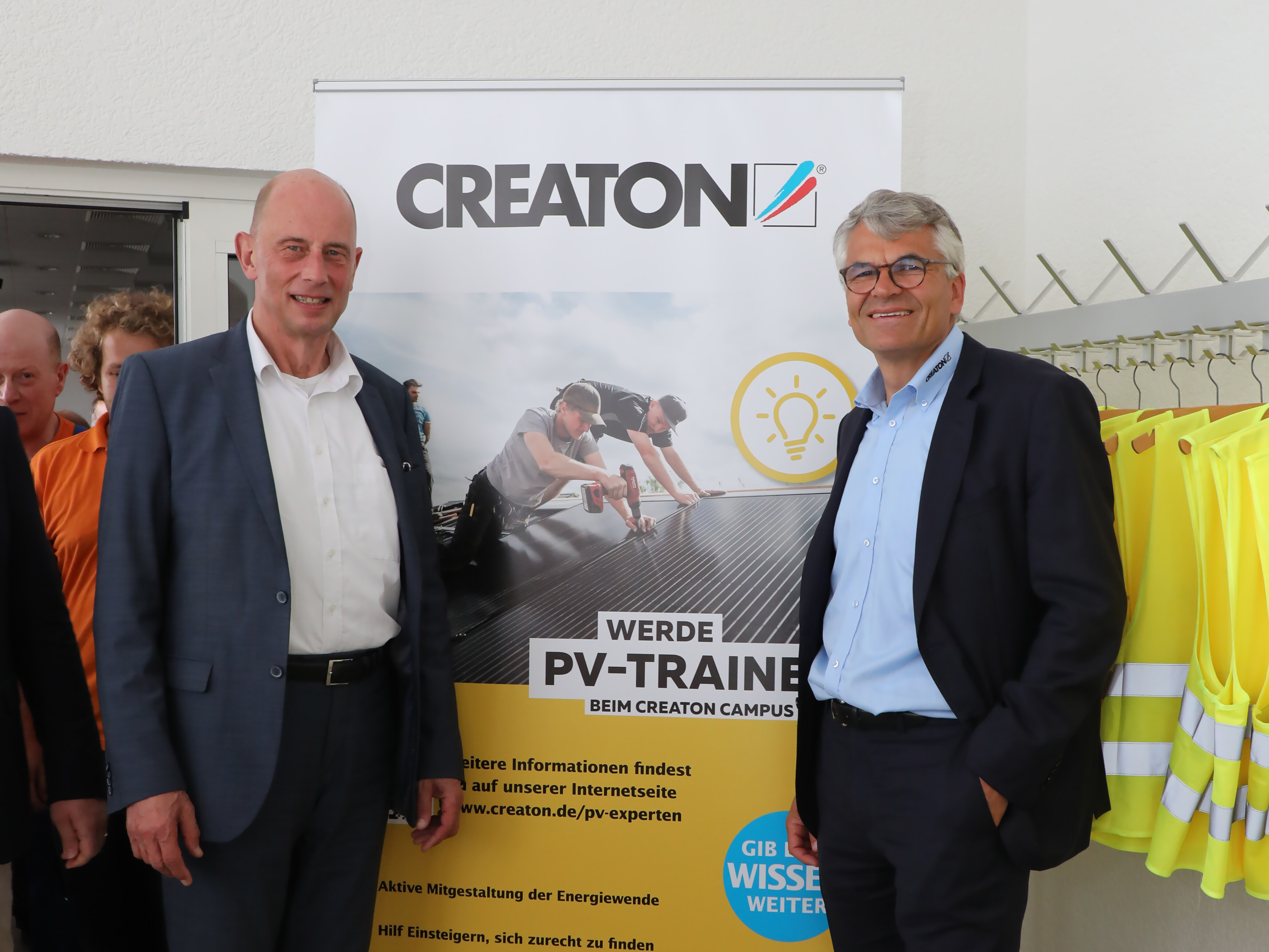 Wolfgang Tiefensee, Wirtschafts- und Wissenschaftsminister Thüringens, mit Dr. Sebastian Dresse, Geschäftsführer der Creaton GmbH. (Foto: Jadke/Creaton GmbH)