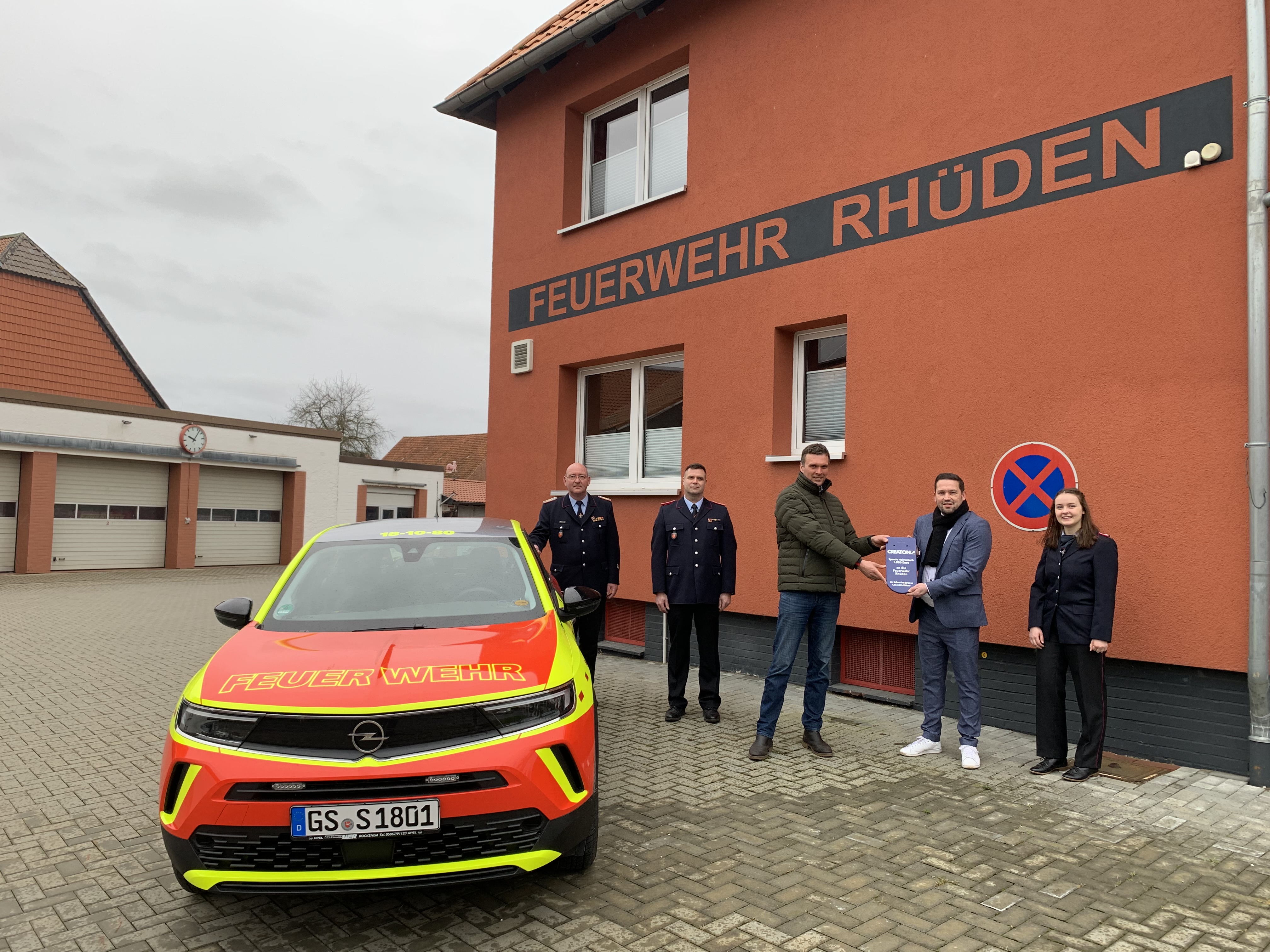 Preisübergabe bei der Feuerwehr Rhüden: Stadtbrandmeister Jürgen Warnecke, Ortsbrandmeister Timo Hurlemann, Henrik Jürgens, CREATON Fachberater Michael Thürer und Angelina Hurlemann (v.l.n.r.). Der Geldsegen kommt der Jugendarbeit und der Ausrüstung zugute. (Foto: Creaton GmbH) 