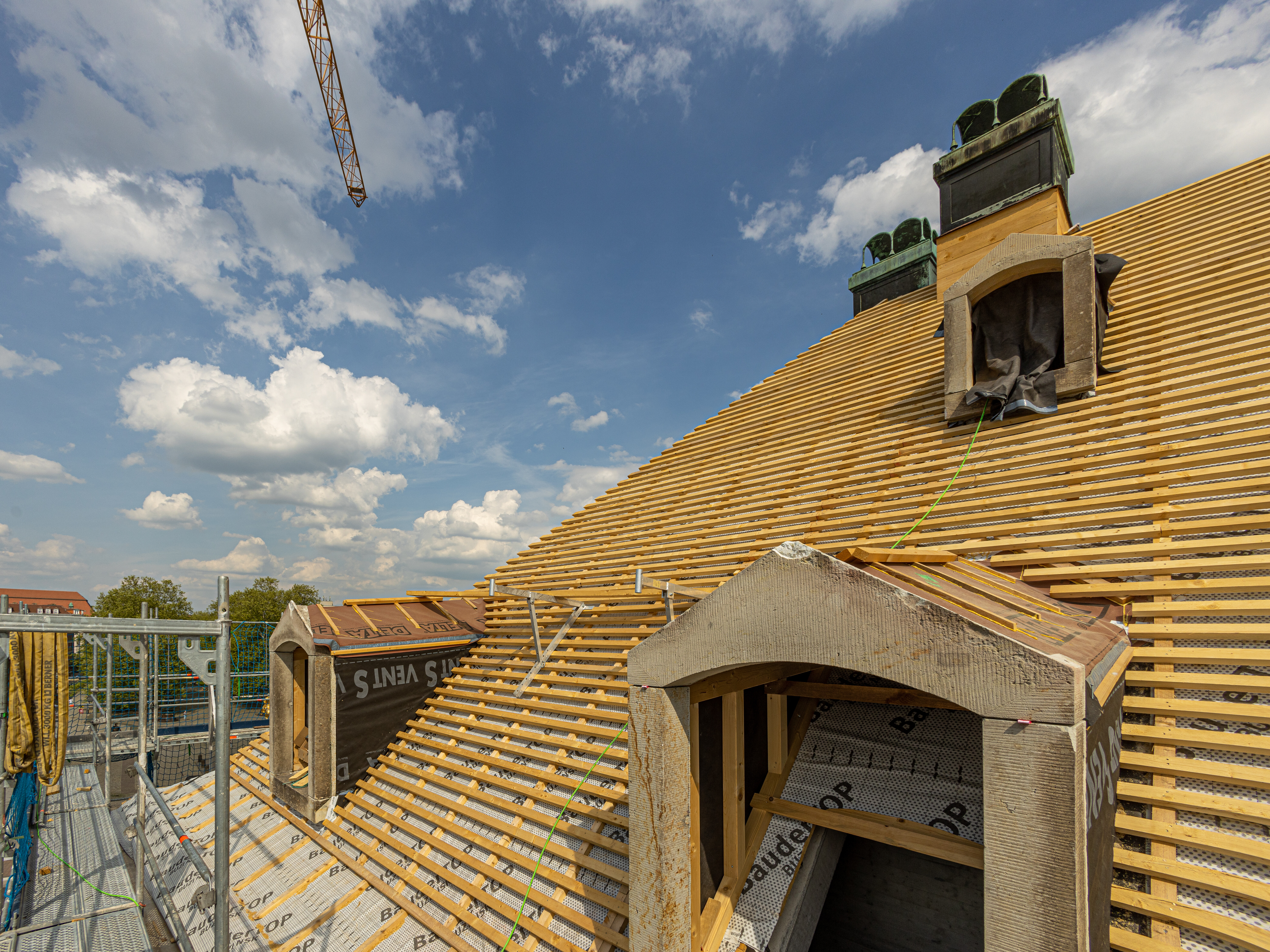 Die insgesamt 30 kleinen, zur Wiederherstellung der ursprünglichen Dachform benötigten Gauben, wurden zunächst von Rico Sachse Holzbau vorgefertigt und anschließend von der Dachdecker und Zimmerer GmbH Stolpen mit Biberschwanzziegeln von Creaton eingedeckt.
