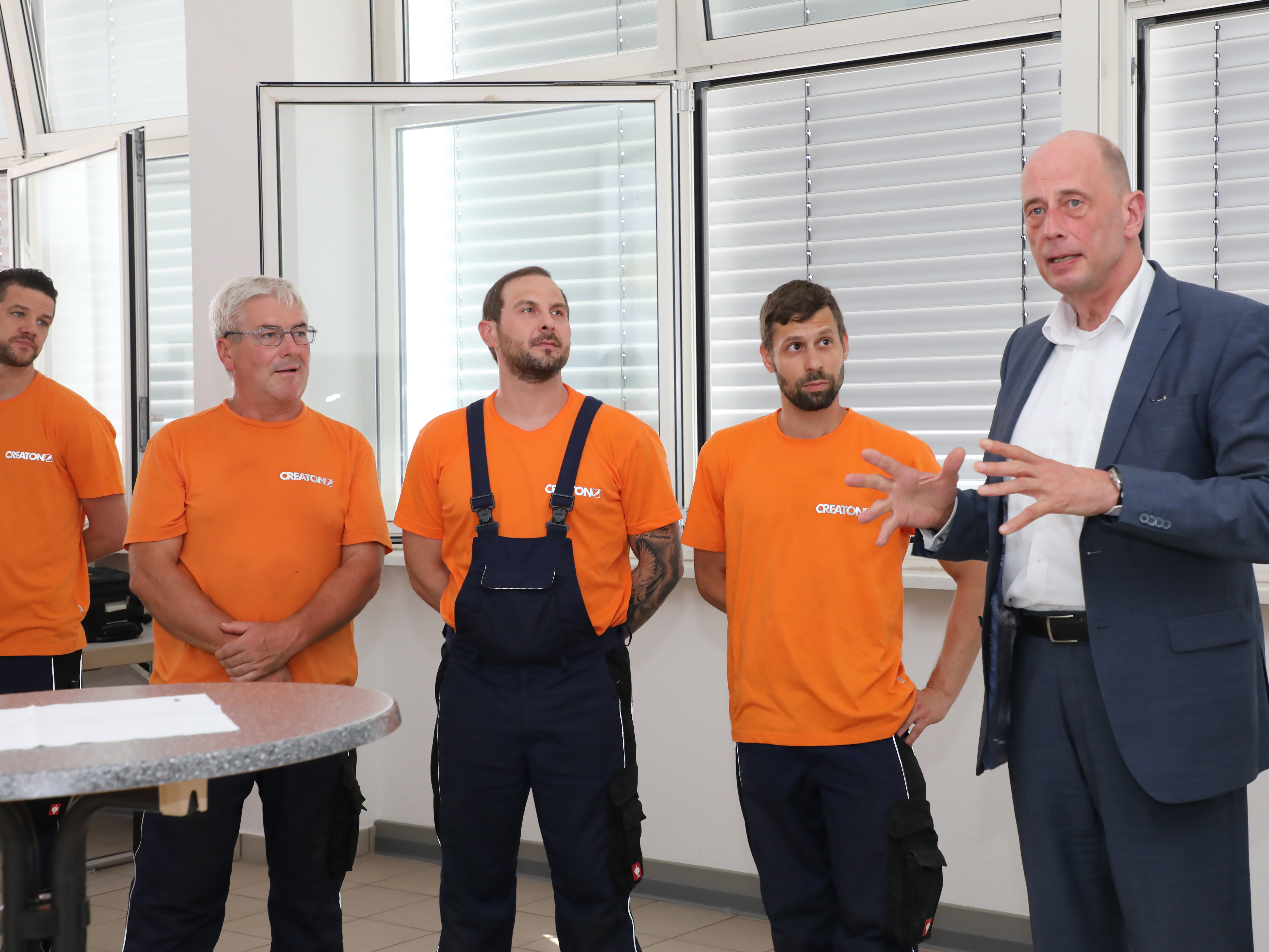 Minister Wolfgang Tiefensee im Gespräch mit der Belegschaft des Creaton-Werks Großengottern. (Foto: Jadke/Creaton GmbH)