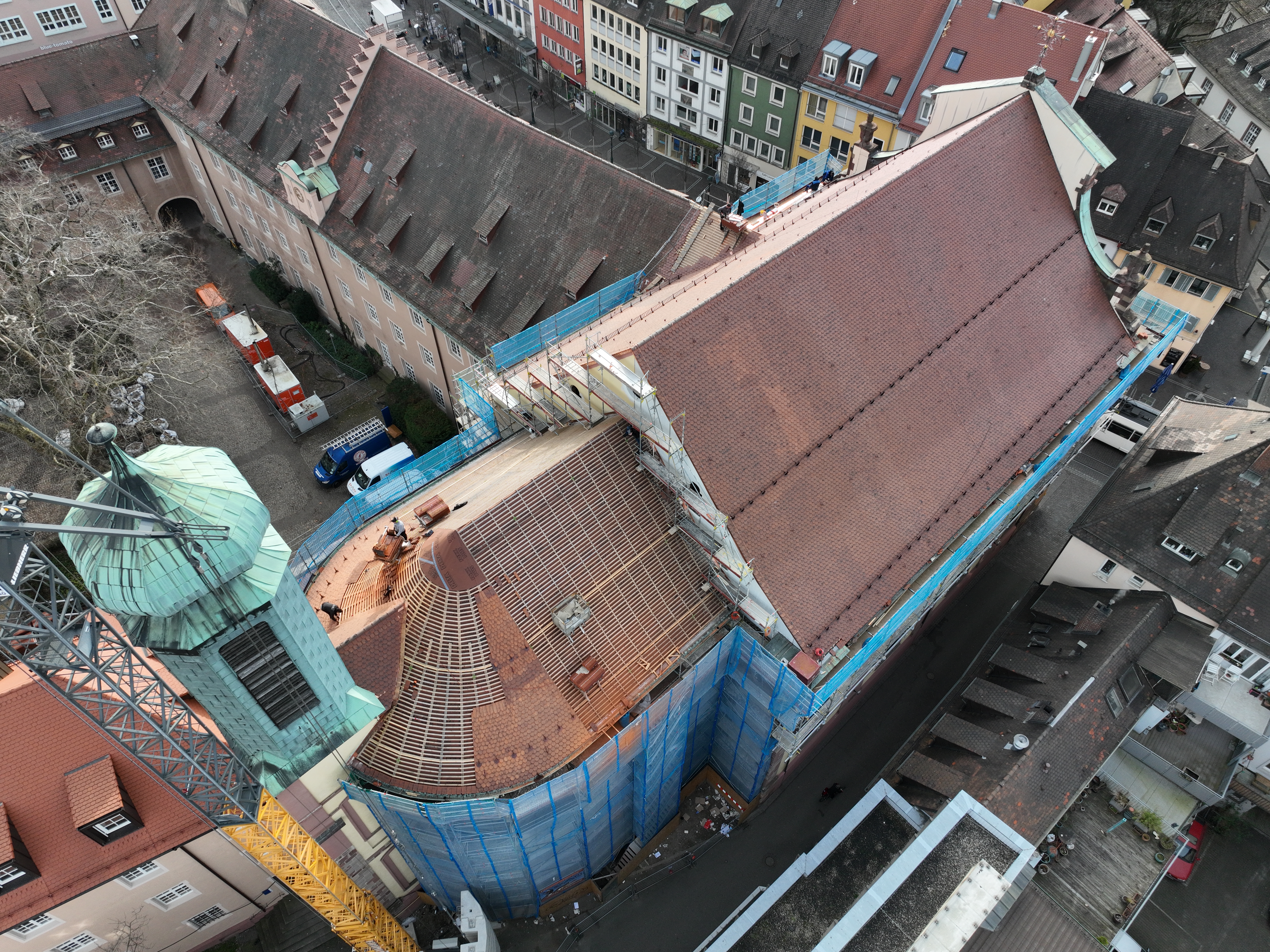 Die Universitätskirche erhebt sich aus der Freiburger Altstadt. Die beeindruckende Dachfläche bot einige Herausforderungen. (Foto: Creaton)