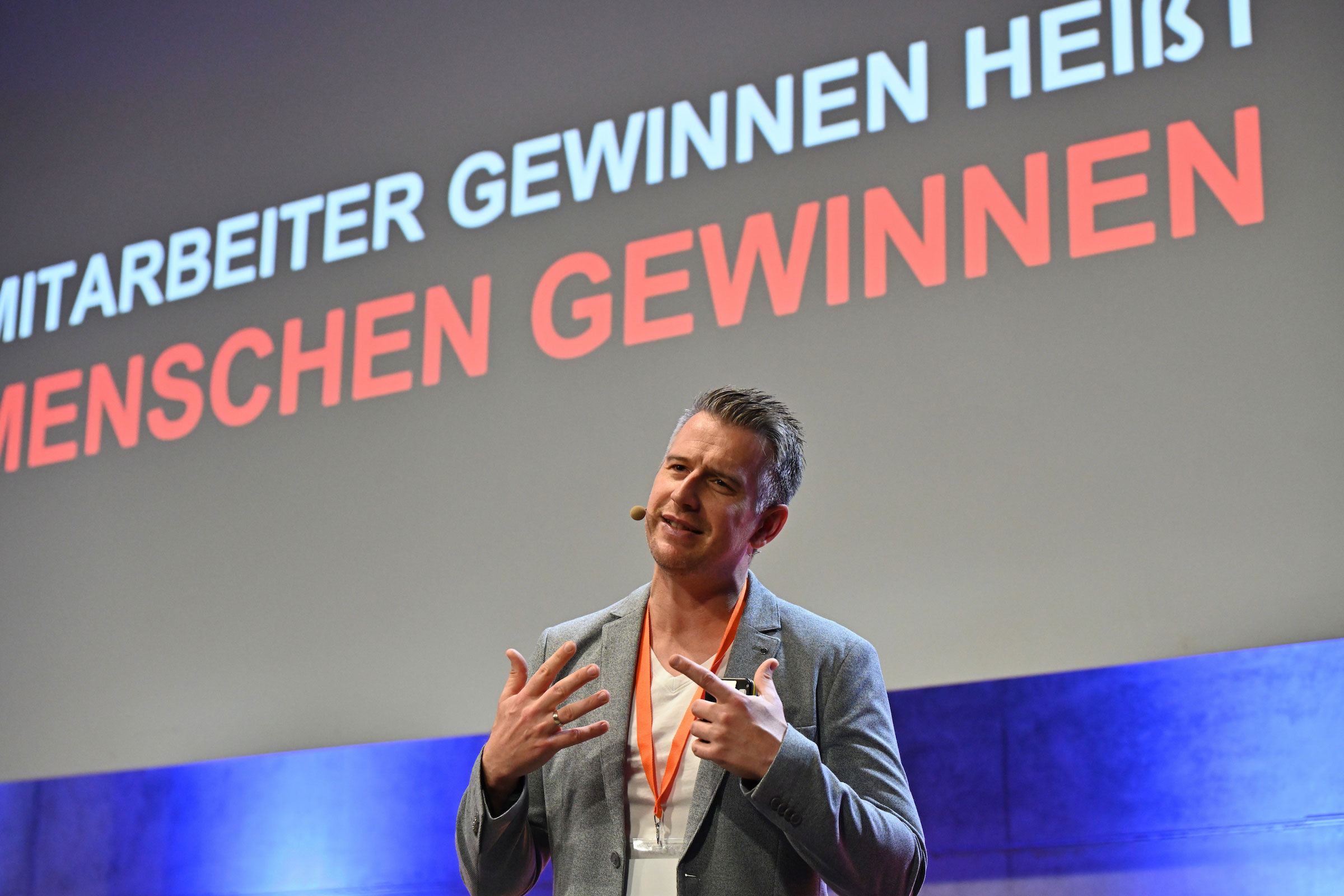 Jörg Mosler begeisterte die Zuschauer:innen mit seinem Impulsvortrag zum Thema Mitarbeitergewinnung. 